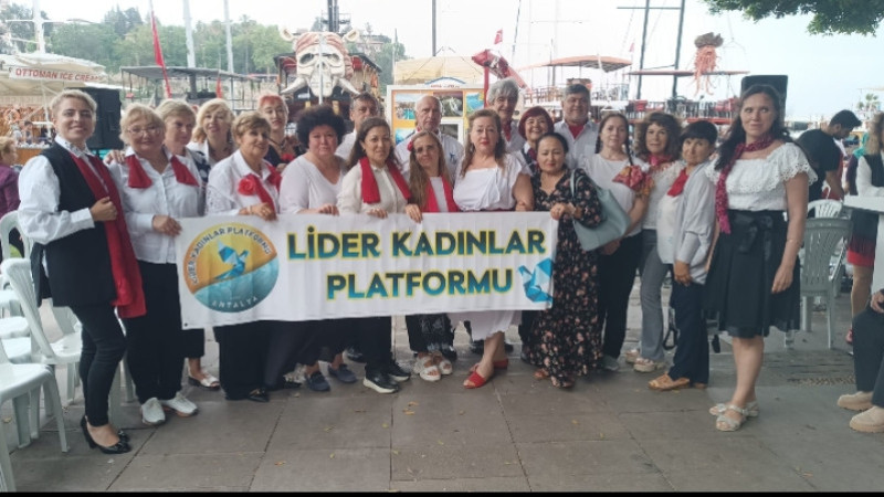 Antalya'da Yabancılar Korosundan Şarkılar Eşliğinde 19 Mayıs Kutlamaları 