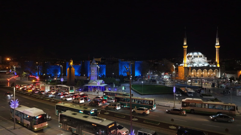 KAYSERİ BÜYÜKŞEHİR, TARİHİ SURLARI MAVİ IŞIKLA AYDINLATARAK OTİZM FARKINDALIĞINA DİKKAT ÇEKTİ