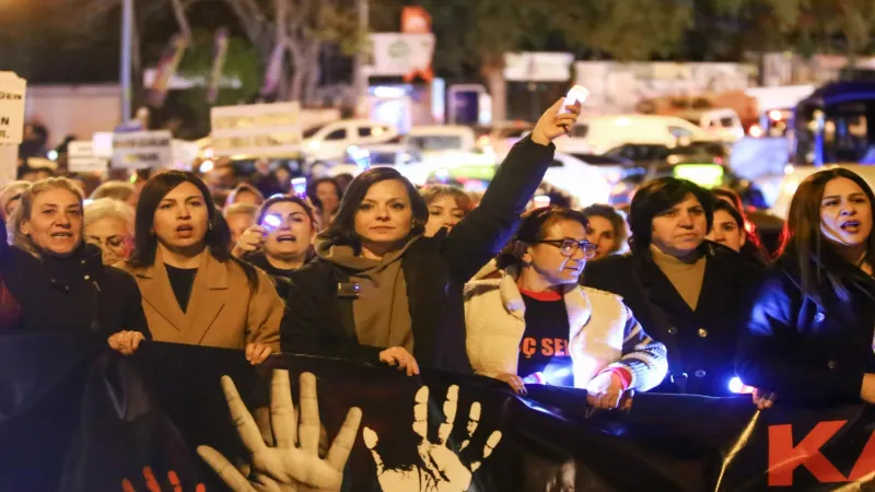 İzmirli kadınlar şiddete karşı 'tek yürek'